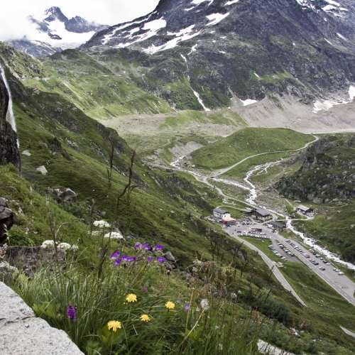 Mesmerizing scenery of the beautiful snow-capped mountains